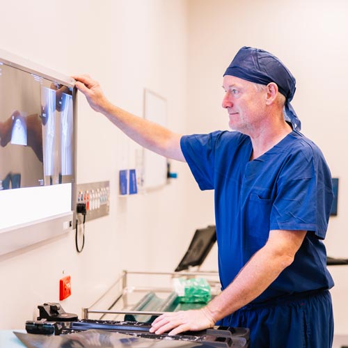 Dr Jorgen Hellman, knee replacement surgeon Newcastle